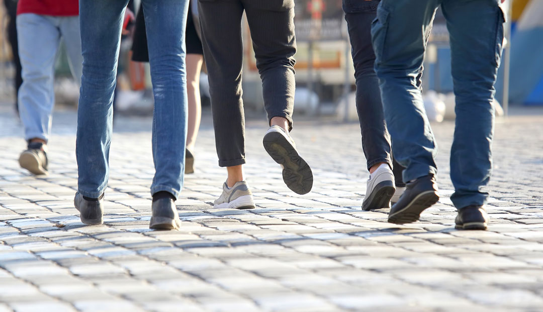 Ciudadanos caminando por una ciudad